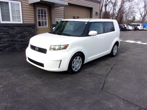 Used 2010 Scion xB image 1