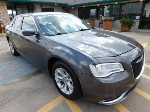 Used 2021 Chrysler 300 Touring image 1