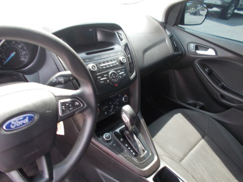 Used 2017 Ford Focus SE Sedan FWD image 8