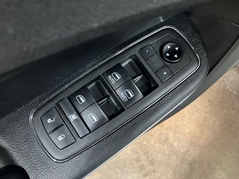 Used 2021 Chrysler 300 Touring image 9