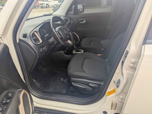 Used 2017 Jeep Renegade Latitude image 6