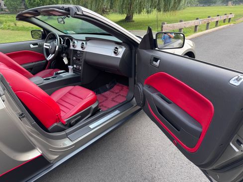 Used 2005 Ford Mustang Premium image 16