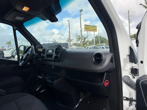 Used 2021 Freightliner Sprinter 3500 image 16