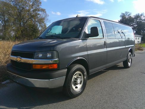 Used 2017 Chevrolet Express 3500 LS Extended Passenger RWD image 2