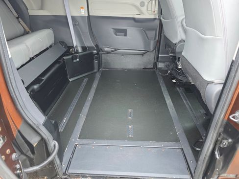 Used 2022 Toyota Sienna XLE image 12