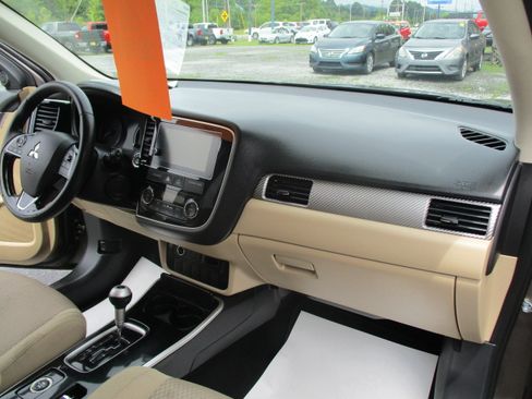 Used 2018 Mitsubishi Outlander 4WD SE image 23