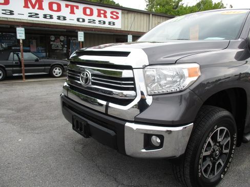 Used 2017 Toyota Tundra SR5 image 9