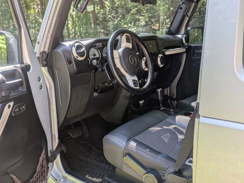 Used 2012 Jeep Wrangler Sahara image 8