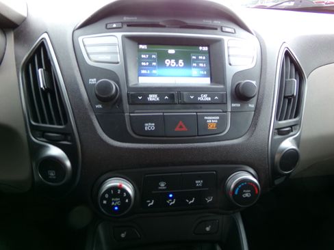 Used 2015 Hyundai Tucson SE image 17