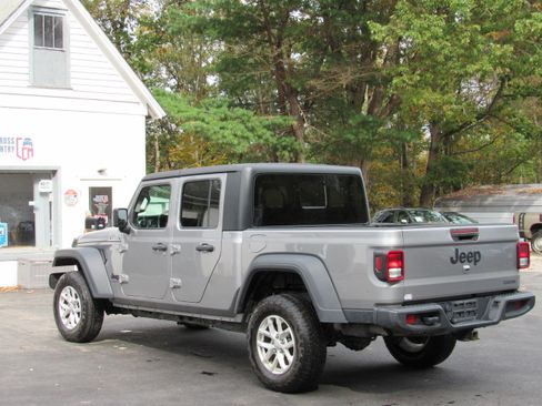 Used 2020 Jeep Gladiator Sport image 9