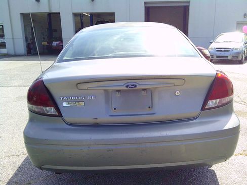 Used 2004 Ford Taurus SE Sedan FWD image 4