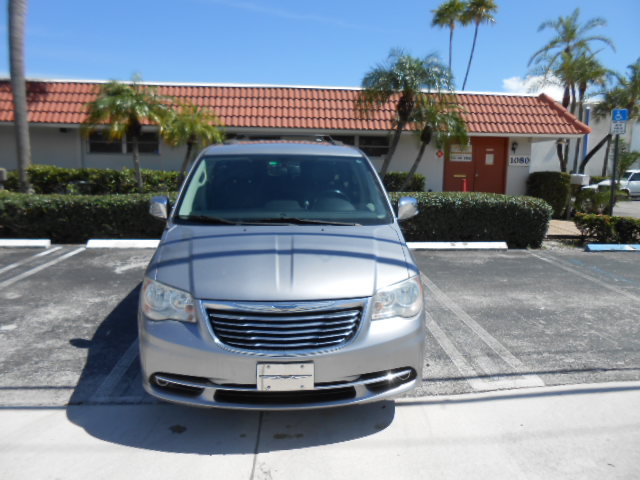 Used 2014 Chrysler Town & Country Touring-L FWD image 8