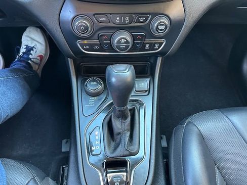 Used 2022 Jeep Cherokee Limited image 24