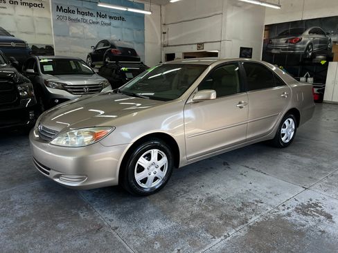 Used 2002 Toyota Camry LE image 3