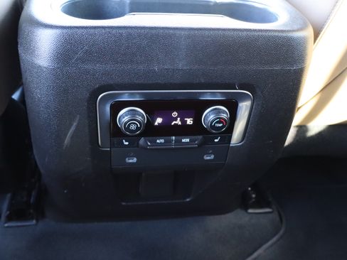 Used 2021 Chevrolet Suburban Premier image 19