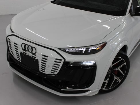 Used 2025 Audi SQ6 e-tron Premium Plus AWD/4WD image 4