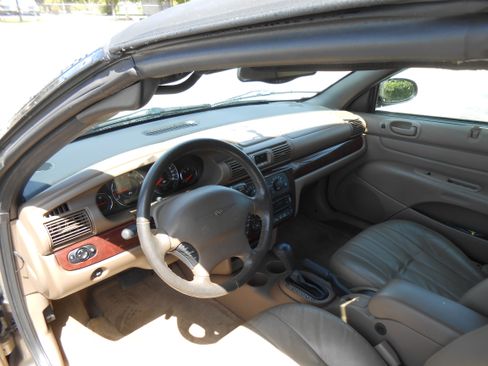 Used 2003 Chrysler Sebring LXi image 11