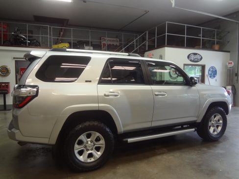 Used 2020 Toyota 4Runner SR5 Premium image 9