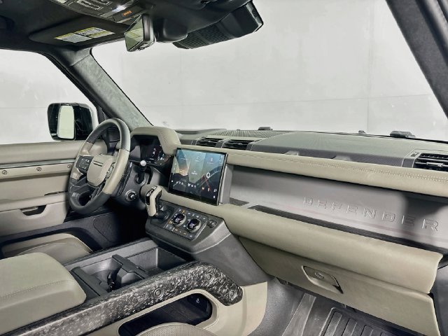 Used 2025 Land Rover Defender 110 OCTA AWD/4WD image 30