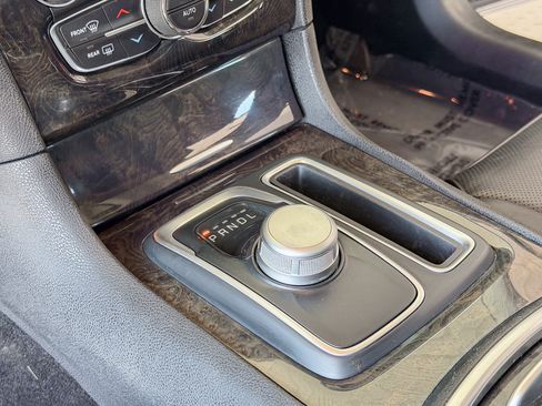 Used 2018 Chrysler 300 Limited AWD image 12