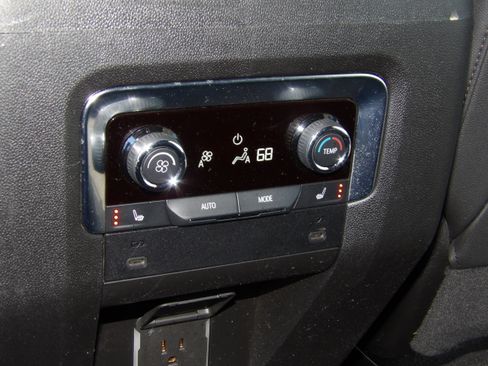 Used 2026 Chevrolet Suburban 4WD LT image 19