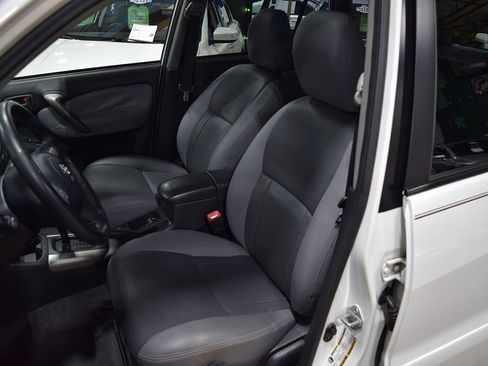 Used 2004 Toyota RAV4 image 17