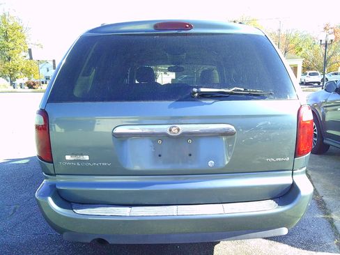 Used 2007 Chrysler Town & Country Touring image 4