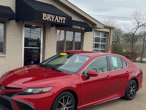 Used 2021 Toyota Camry SE image 2