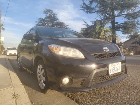 Used 2011 Toyota Matrix image 2