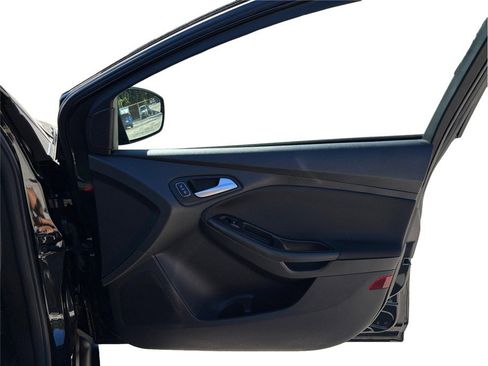 Used 2015 Ford Focus SE image 31