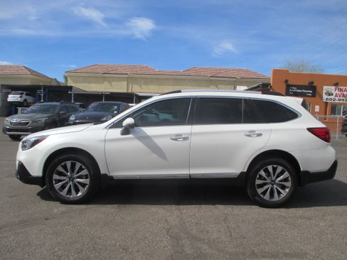 Used 2018 Subaru Outback 3.6R Touring image 1
