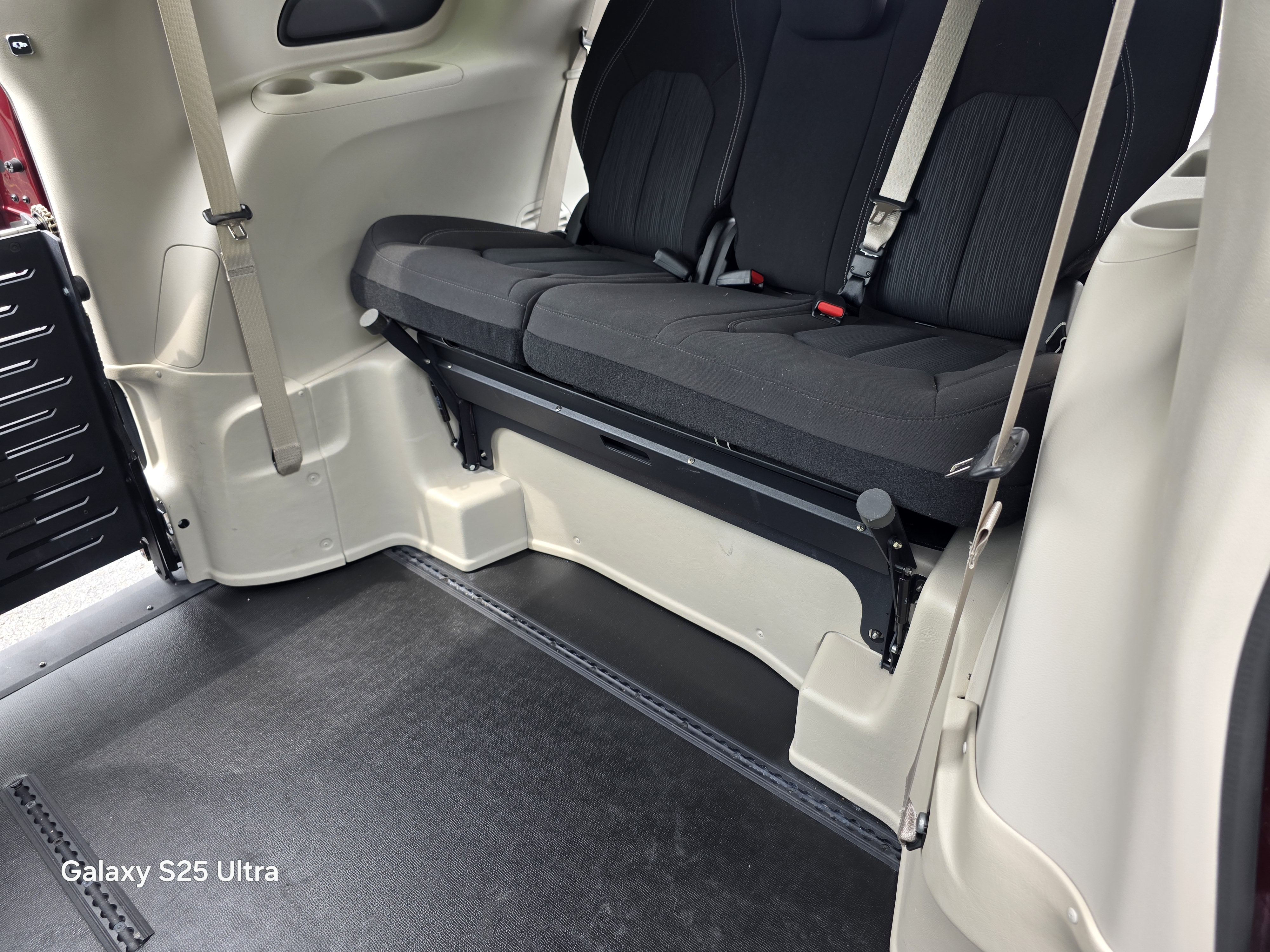 Used 2023 Chrysler Voyager LXi FWD image 18