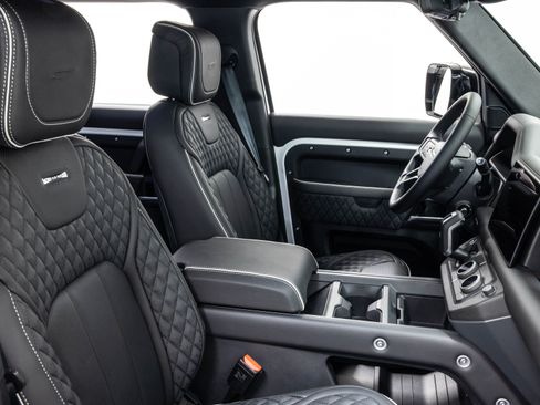 Used 2025 Land Rover Defender 110 X-Dynamic SE image 21
