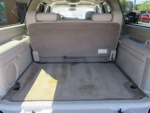 Used 2005 Cadillac Escalade ESV Premium image 13