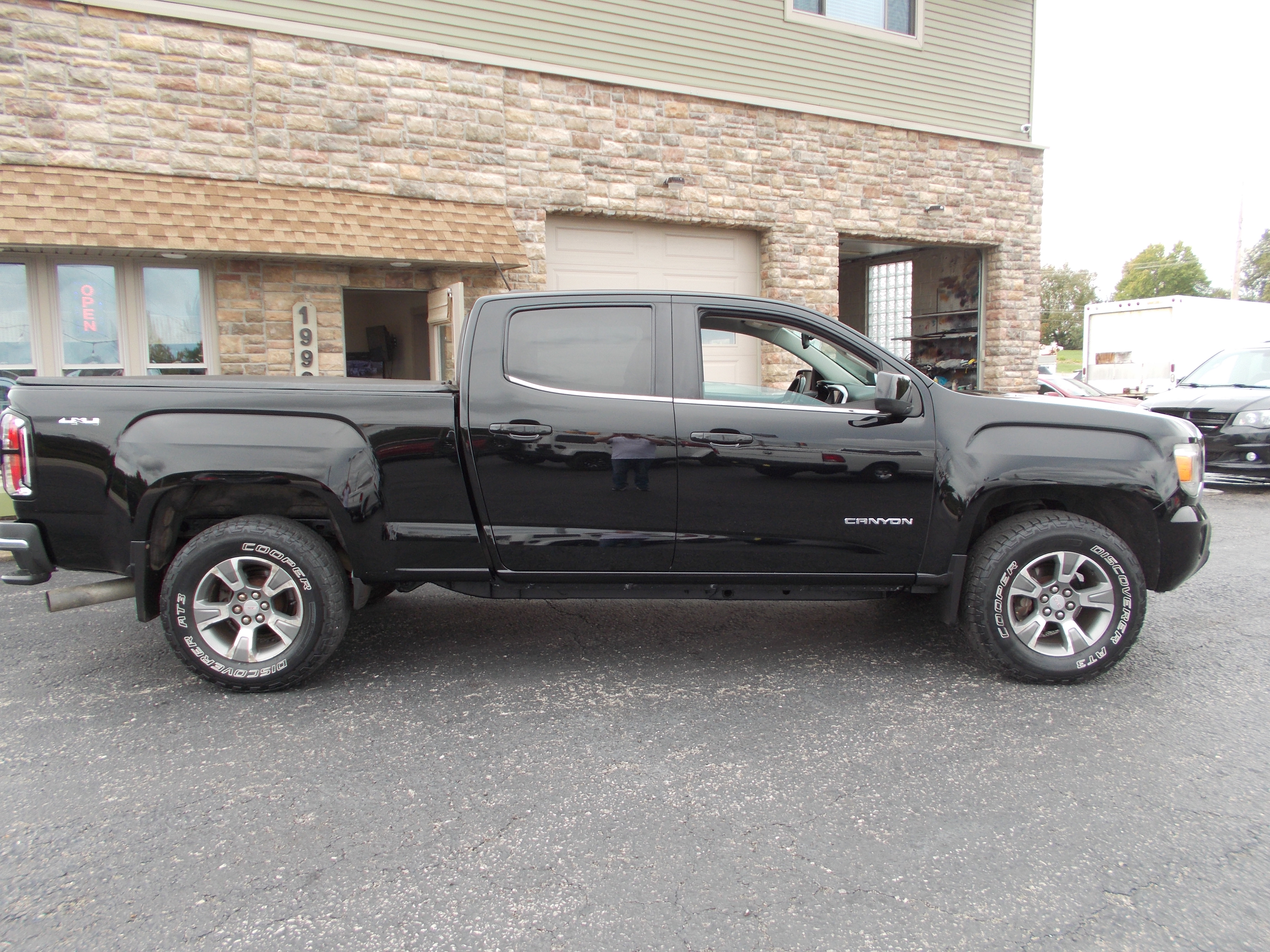 Used 2017 GMC Canyon 4x4 Crew Cab SLE image 4