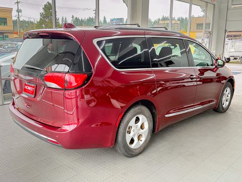 Used 2017 Chrysler Pacifica Touring-L Plus image 4