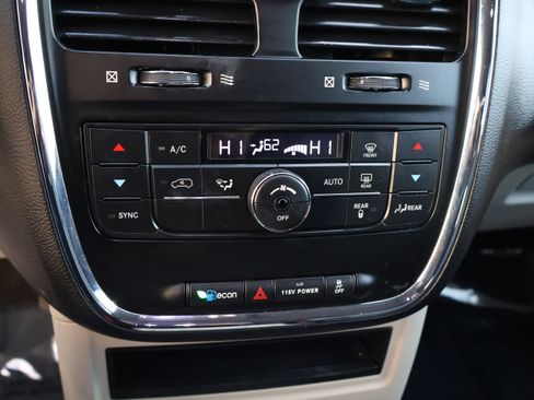 Used 2016 Chrysler Town & Country Touring image 31