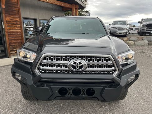 Used 2017 Toyota Tacoma TRD Off-Road image 7