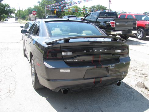 Used 2013 Dodge Charger SE image 3