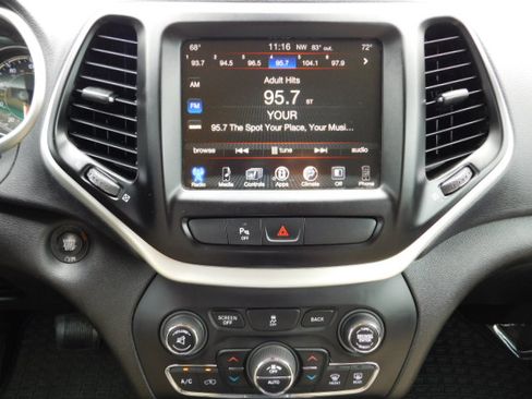 Used 2018 Jeep Cherokee FWD Limited image 16