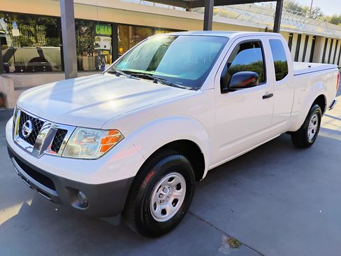 Used 2014 Nissan Frontier image 2
