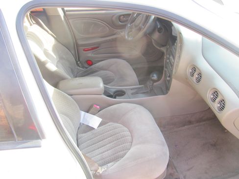 Used 2002 Pontiac Bonneville SE image 2