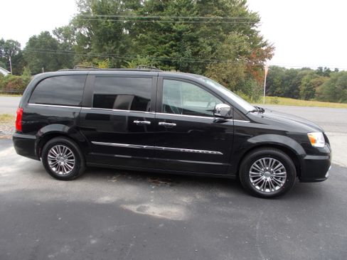 Used 2014 Chrysler Town & Country Touring-L image 4