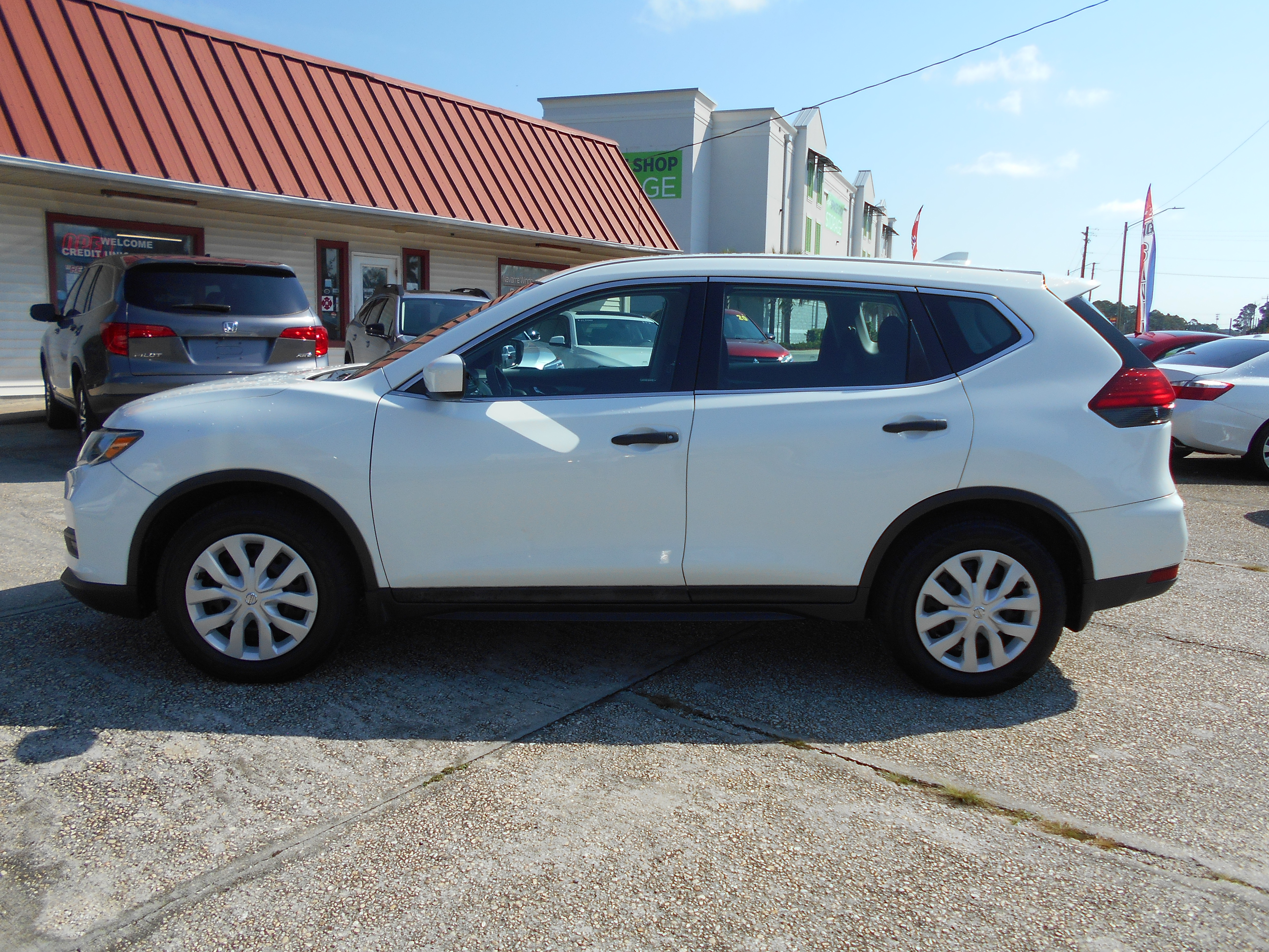 Used 2017 Nissan Rogue FWD S image 1