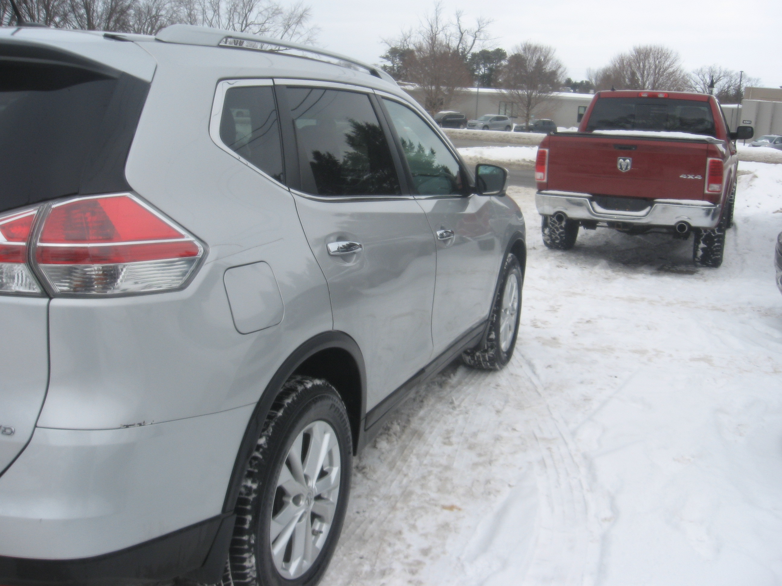 Used 2015 Nissan Rogue SV AWD/4WD image 4