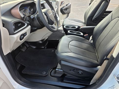 Used 2022 Chrysler Voyager LX image 13