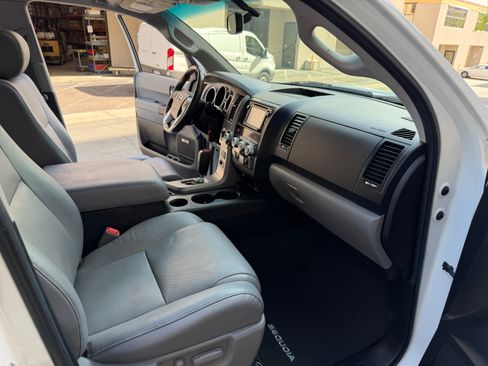 Used 2016 Toyota Sequoia Platinum image 26