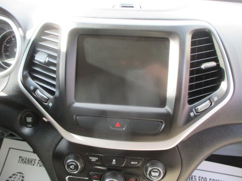 Used 2017 Jeep Cherokee Latitude Plus FWD image 5