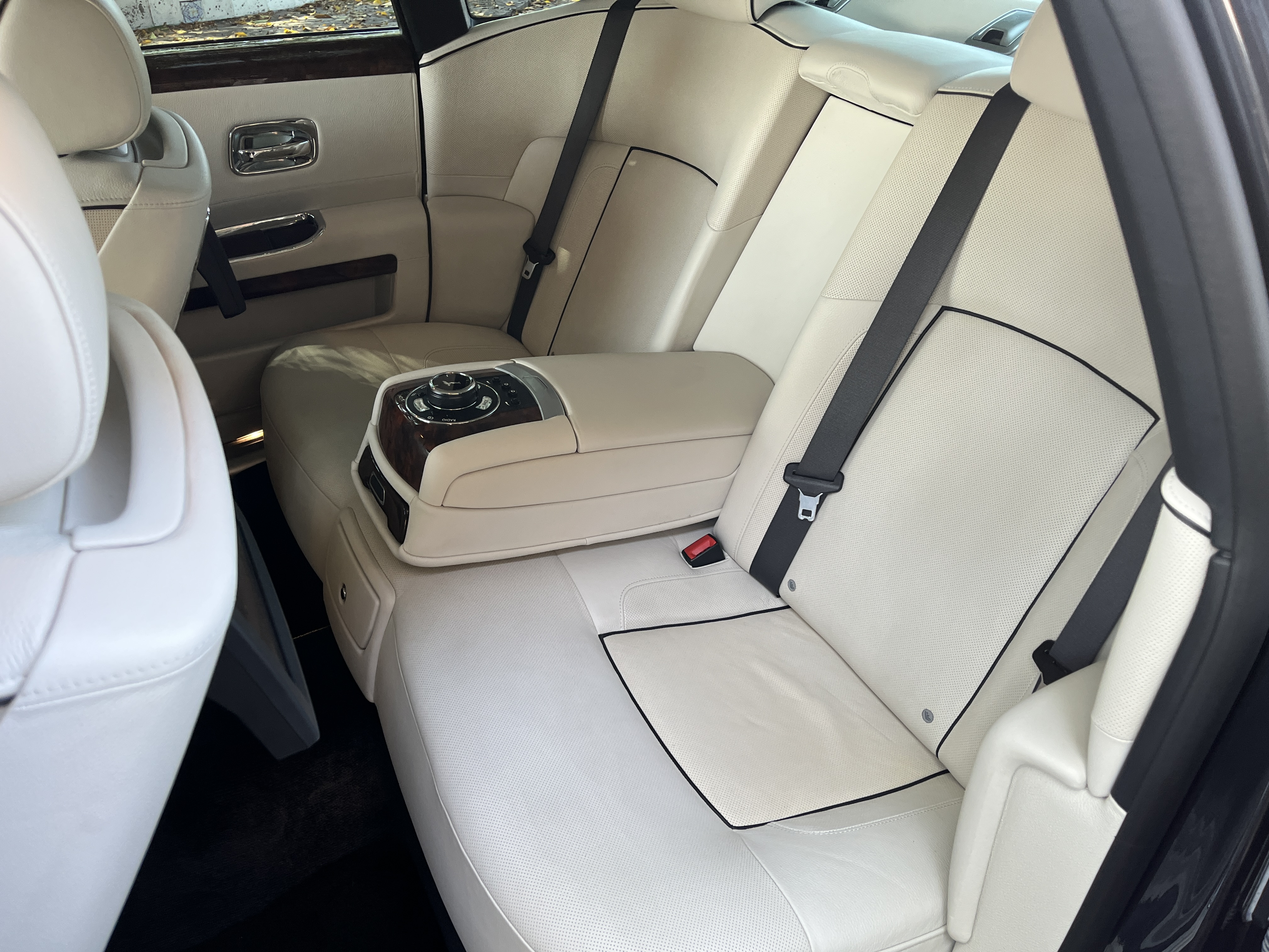 Used 2014 Rolls-Royce Ghost RWD image 22