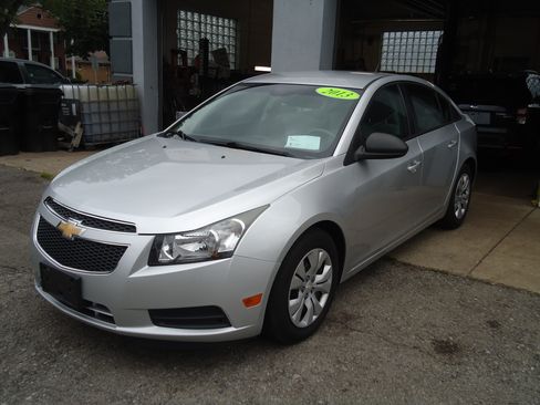 Used 2013 Chevrolet Cruze LS FWD image 2